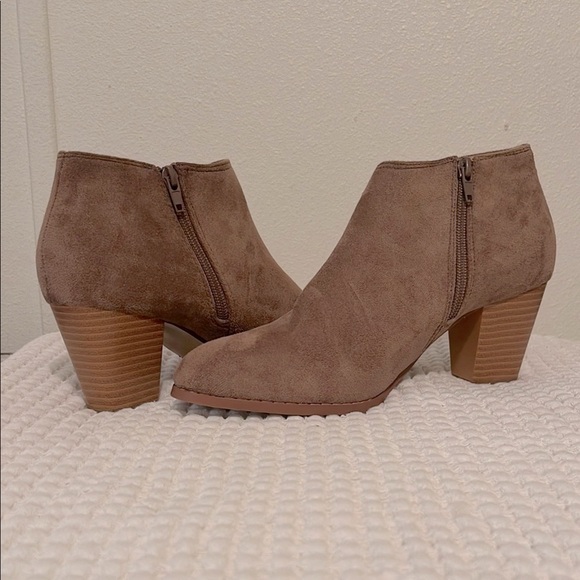 Brown Ankle Boots with Suede Finish and Wedge Heel, Side Zipper woman’s size 9 - Picture 3 of 9